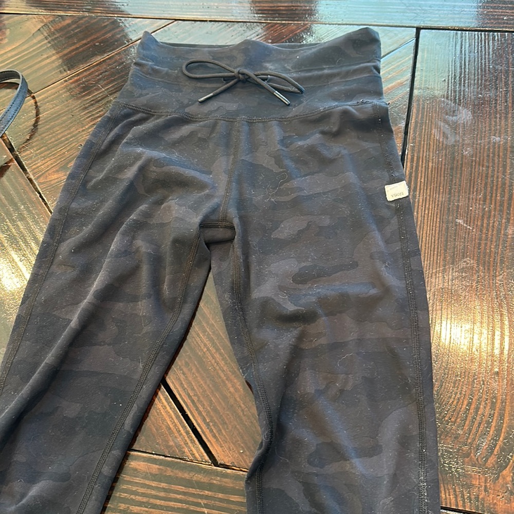 Vuori Black Camo Daily Leggings - XS - Good condition